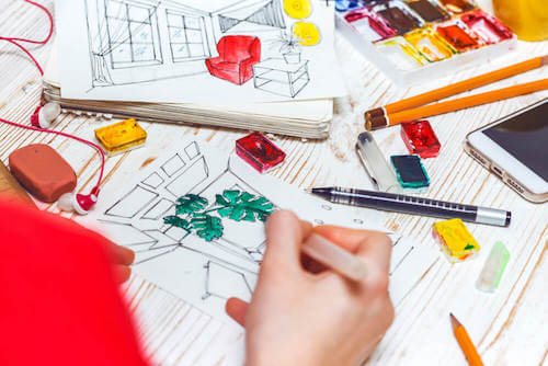 autodidatta che progetta una stanza della casa