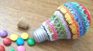 Come riutilizzare le lampadine come decorazioni natalizie