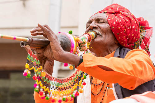 uomo che suona il pungi