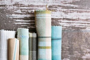 Tessuti arrotolati di vari colori