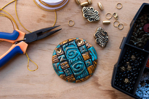 pinza e anellini per creare un ciondolo