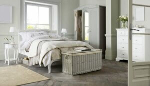 Camera da letto arredata con vecchi bauli