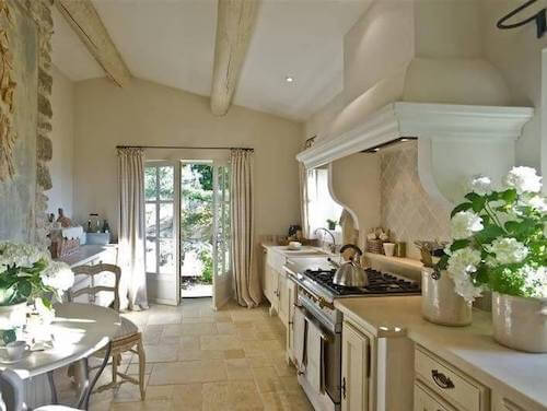 decorazione cucina bianca in stile provenzale