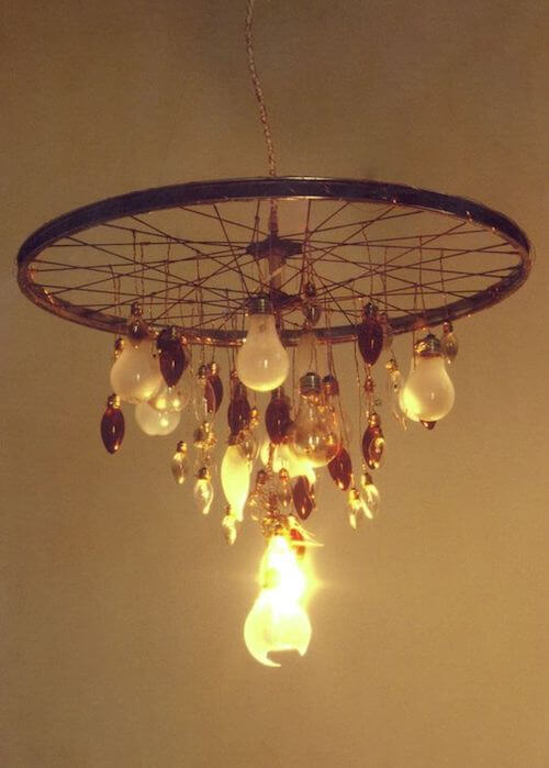 lampadario ricavato dalla ruota di una bicicletta