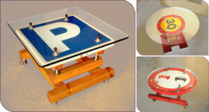 Tavoli fatti con cartelli stradali