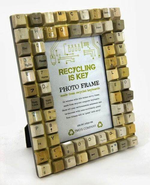 informatica e decorazione: cornice per portafotografie realizzata con i tasti della tastiera di un computer