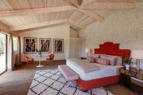 camera da letto con tetto in legno