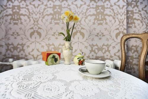 tavolo con tovaglia ricami pizzo