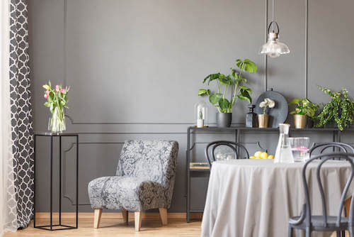 tavolo modello camilla di forma circolare con sedie grigie