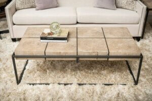 Tavolino in legno e metallo per il salotto