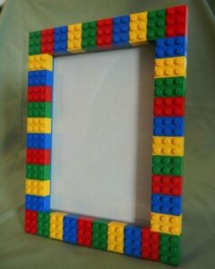 Cornice fatta con tanti lego colorati