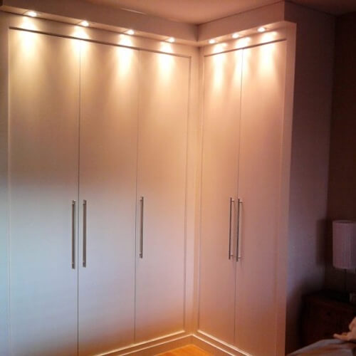 Consigli per illuminare casa: gli armadi