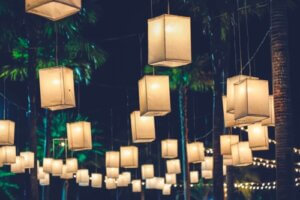 Lampade e lampadari a forma di cubo: un tocco design