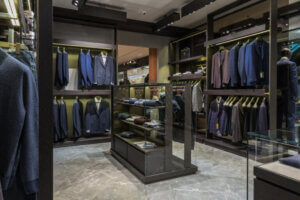 Scaffali ordinati in un negozio di abbigliamento