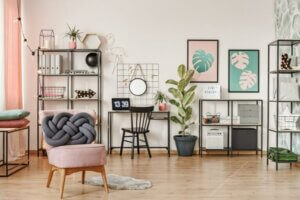 Studio decorato con accessori e quadri rosa