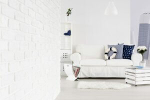 Salottino decorato in stile nautico con sofà bianco