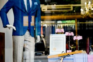 Vetrina di una sartoria con manichino