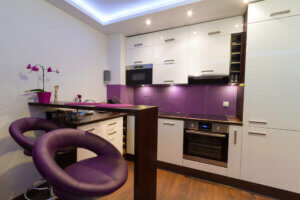 Creare stile decorativo proprio con cucina viola