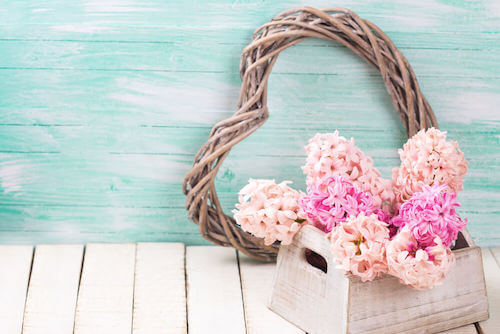 decorare un tavolino scatola di legno con fiori