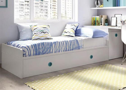 letto sotto la finestra