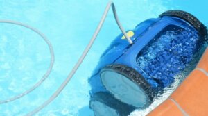 Robot per pulire l'acqua della piscina