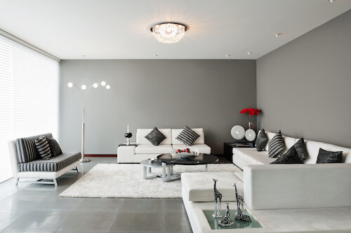 Salotto con pareti grigio freddo e arredo elegante.