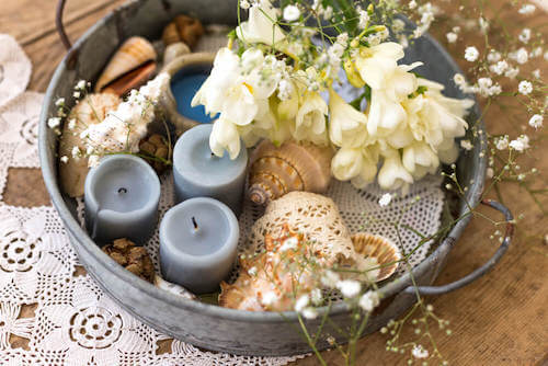 centrotavola con candele conchiglie fiori