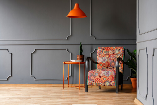 Boiserie grigia con poltrona arancione