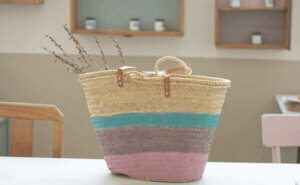 Cesta da spiaggia con rametti lavanda all'interno