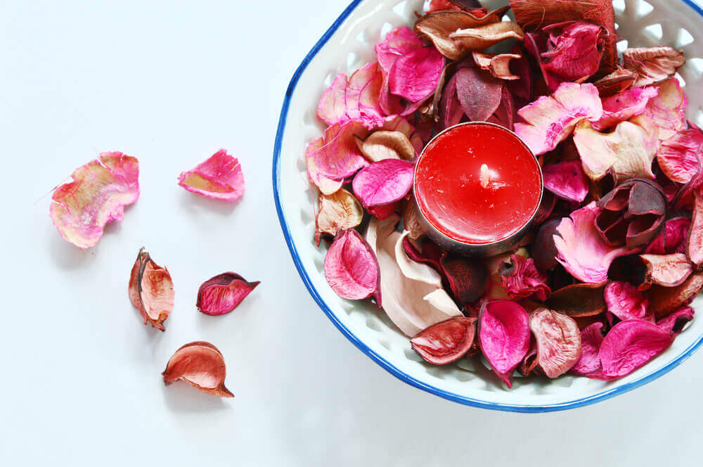 Candela decorativa su ciotola di fiori