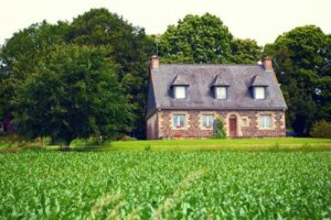 Casa in campagna: quale materiale scegliere per costruirla?