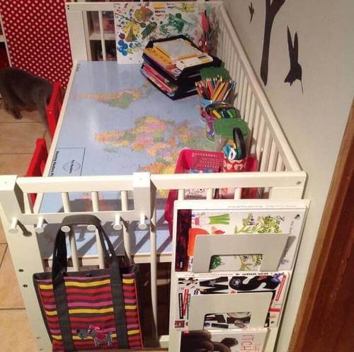 Culla con giocattoli