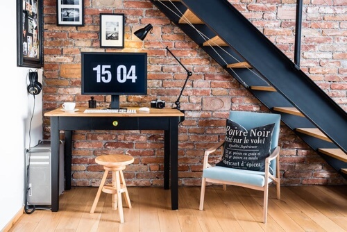 Angolo studio ricavato sotto una scala