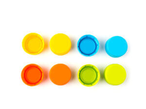 Decorare con tappi di plastica colorati