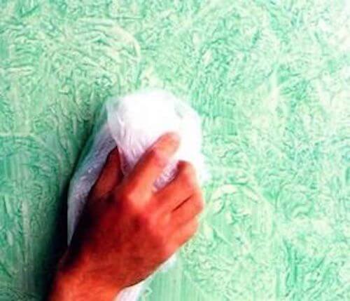 Pittura pareti: uomo utilizza la tecnica della cenciatura.