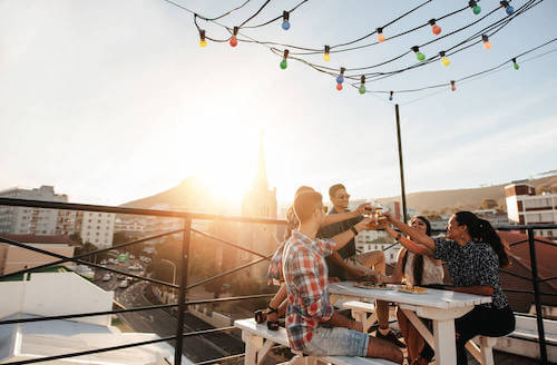 ragazzi che fanno l'aperitivo in terrazza
