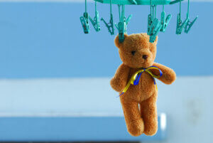 Pupazzo di stoffa appeso con mollette