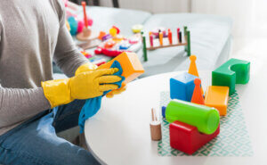 Pulizia dei giocattoli dei bambini in casa
