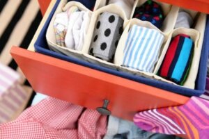 Metodo Marie Kondo per organizzare i cassetti verticalmente