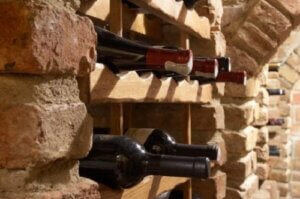 Portabottiglie incorporato alla parete di una cantina