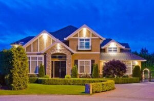 Villetta con giardino illuminata di notte