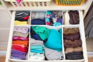 Indumenti ordinati con il metodo Marie Kondo