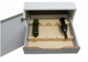 Cassetto portabottiglie aperto con due bottiglie di vino