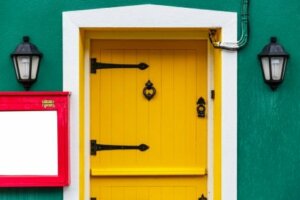 Porta di ingresso di casa color giallo