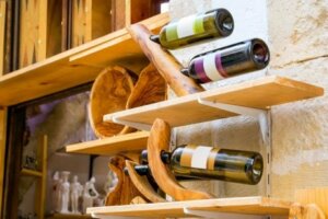 Portabottiglie originale e creativo appeso alla parete