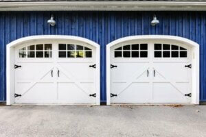 Facciata con due garage su un muro blu