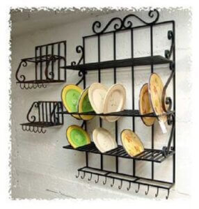 Porta oggetti in ferro battuto con piatti colorati