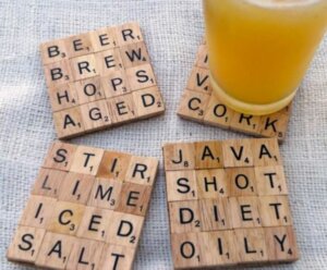 Tessere di Scrabble usate come sottobicchieri persoalizzati