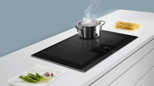 Acqua che bolle su una cucina a induzione.