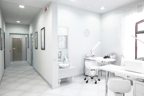 Zone comuni. Clinica medica con arredamento bianco.